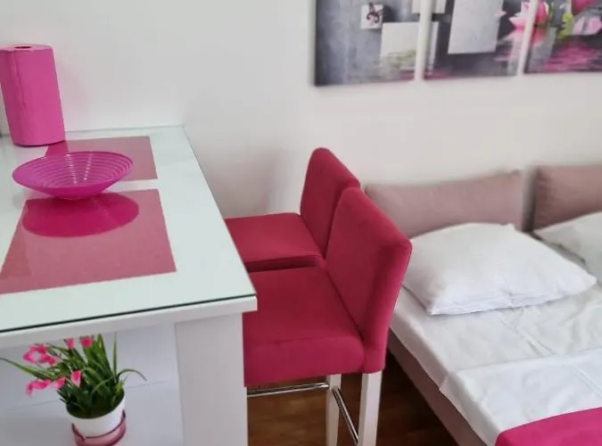 Mango Apartment Split