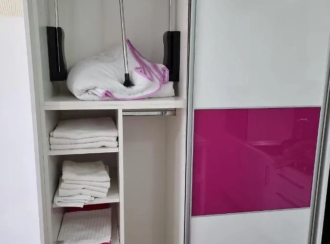 Apartment Mango Split