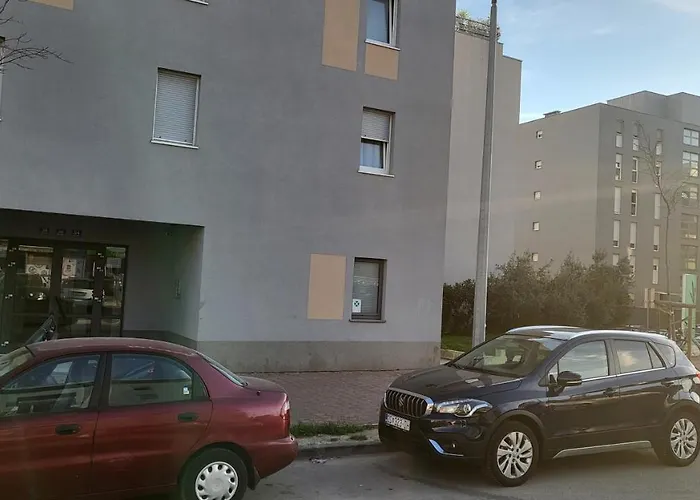 Mango Apartment Split