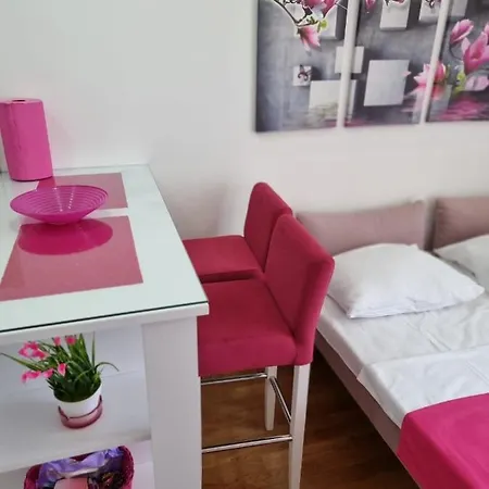 Mango Apartment Split