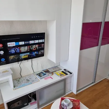 Mango Apartment Split