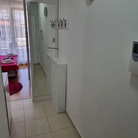 Mango Apartment Split