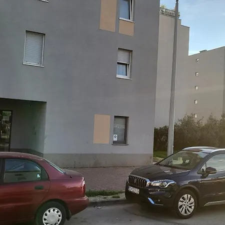 Mango Apartment Split